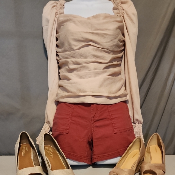 Trendy Astr NWOT Med Modern Top - Picture 2 of 6